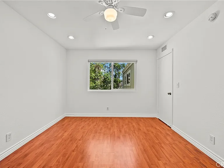22117 Burbank Blvd #5 — Photo 28