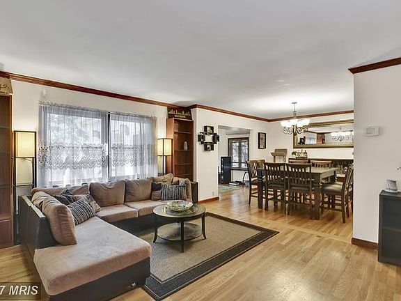 5th image of 108 W Chestnut Hill Ln