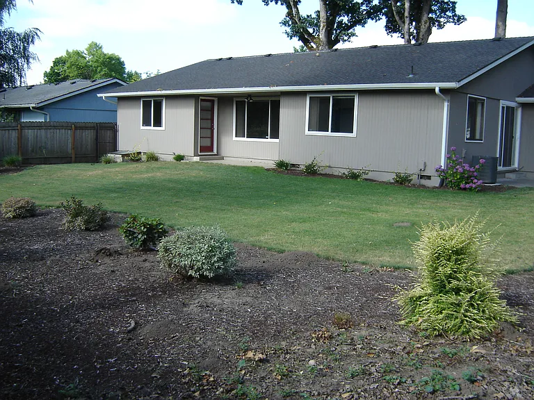 6308 Woodlawn Dr NE — Photo 2