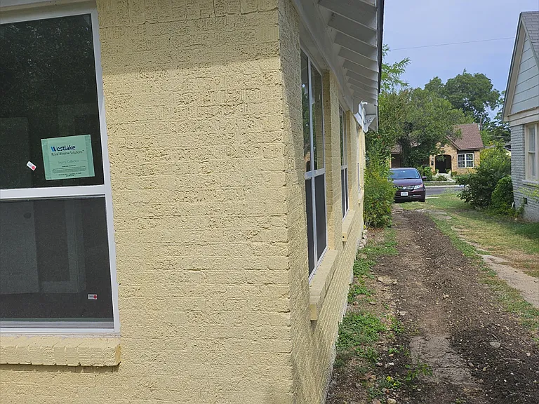1822 Stella Ave — Photo 3