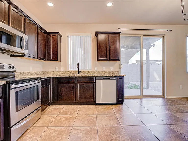 241 E Imperial Ct — Photo 10