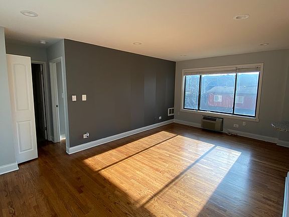 3rd image of 7545 N Winchester Ave #18285903