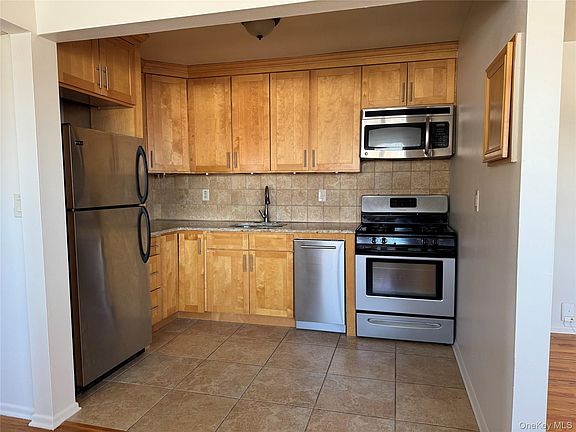 5th image of 229 N Middletown Rd APT G