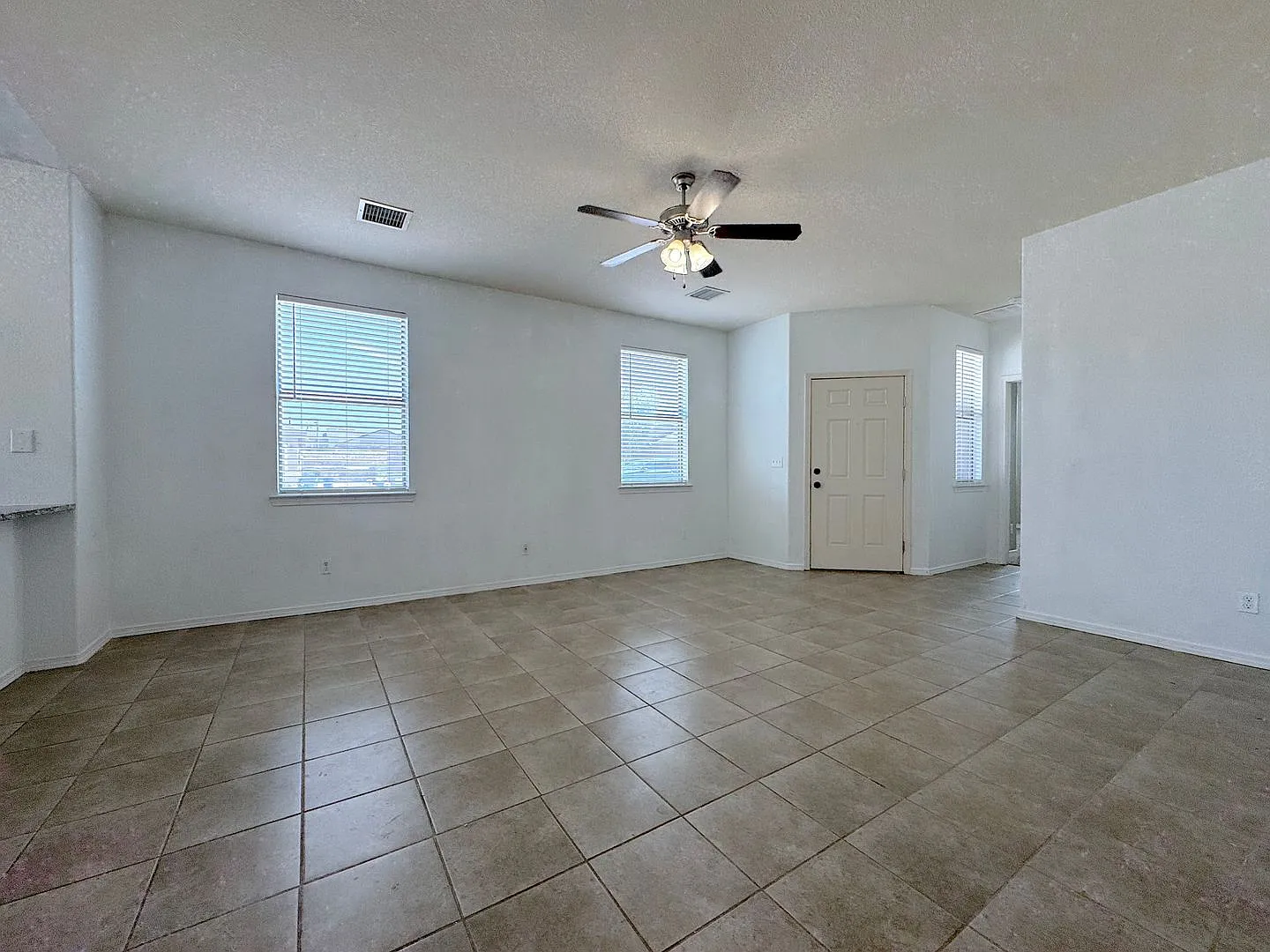 East El Paso 3bed/2Bath Refrig A/C Home! — Photo 3