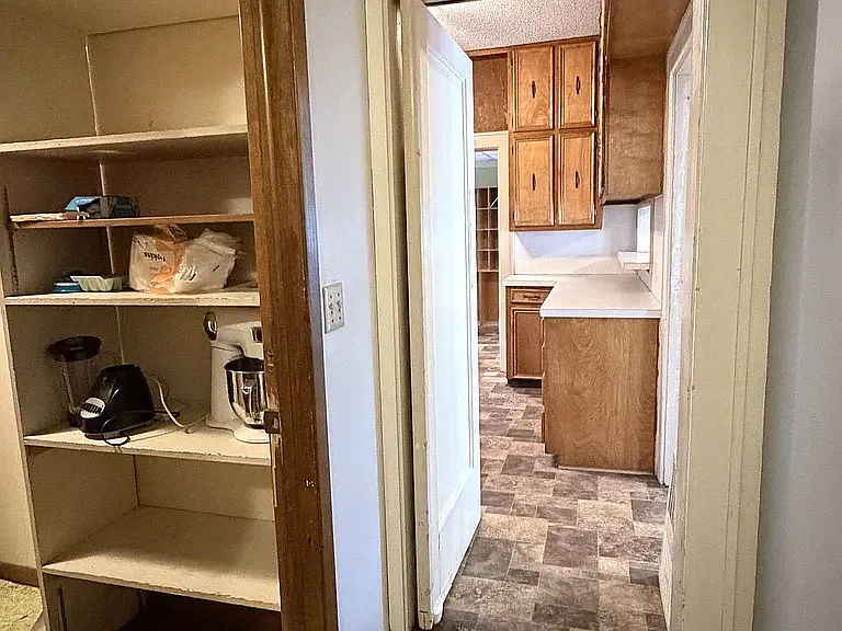 410 W 6th St — Photo 16