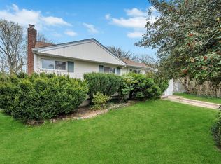 25 Margaret Dr, Plainview, NY 11803