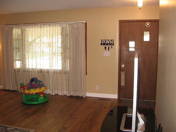 3rd image of 210 Hilltop Dr