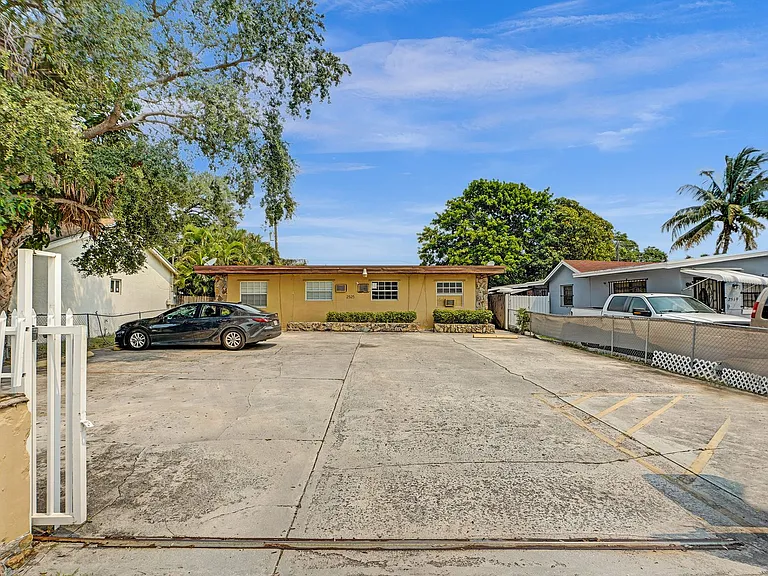 2525 Superior St — Photo 23