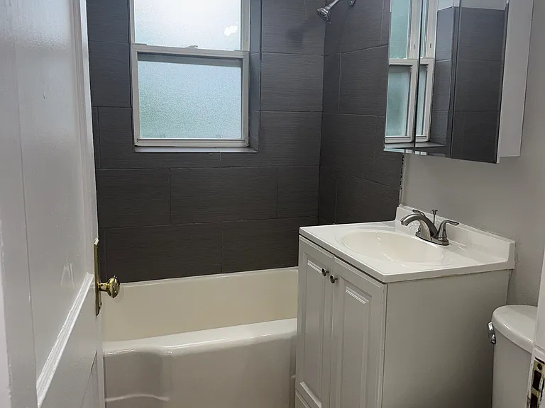 1957 W Lunt Ave #1/2-2 — Photo 11