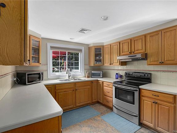 4th image of 6 Briggs Ln