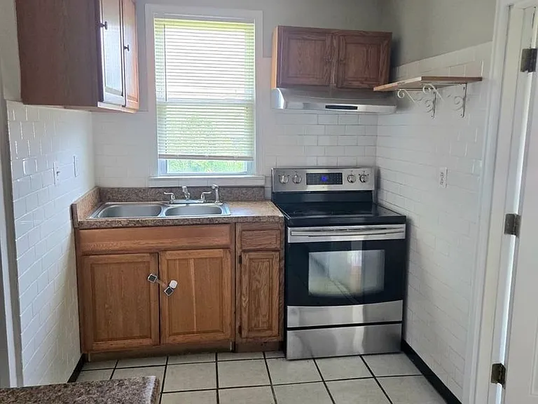 809 Eastern Ave — Photo 3