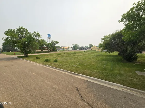 110 Hickman St, Grenora, ND 58845