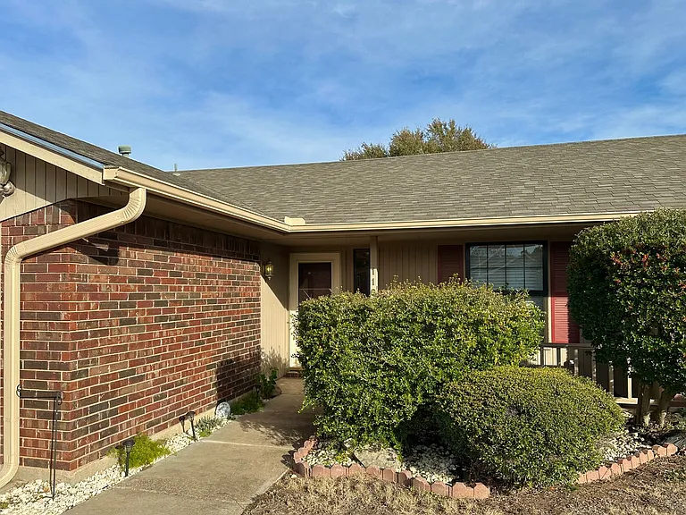 1103 NW Willow Pl — Photo 3