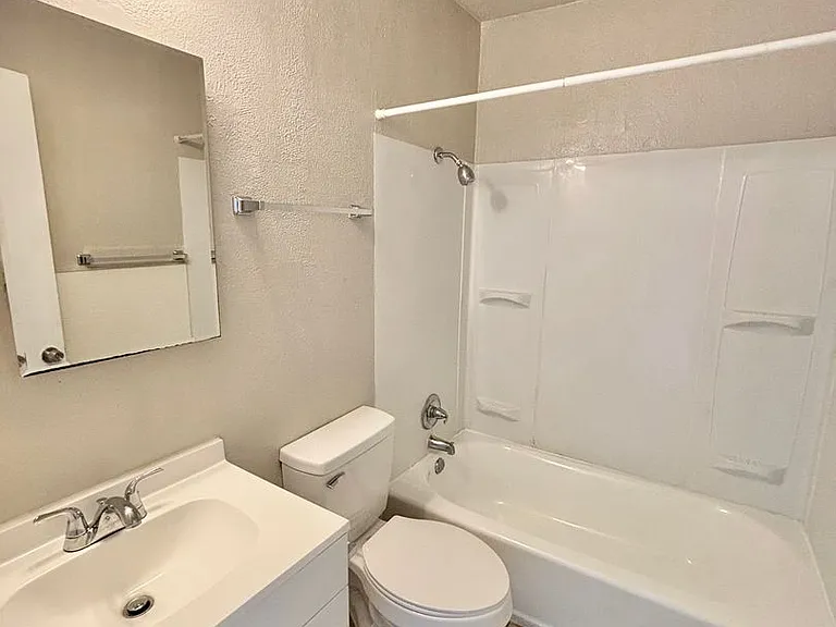 5th Avenue Apartments — Photo 15