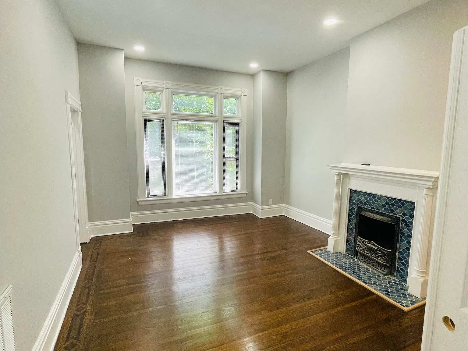 706 S Claremont Ave — Photo 2