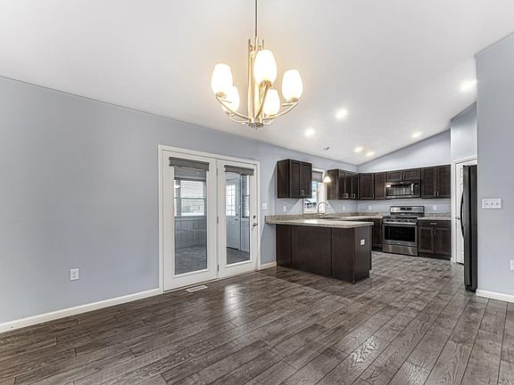 4th image of 221 Whispering Blvd