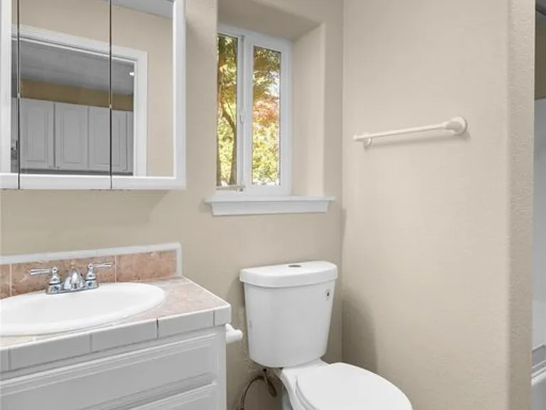5225 Illahee Ln NE — Photo 5