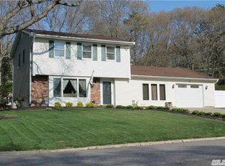 1 Ashford Dr, Ridge, NY 11961