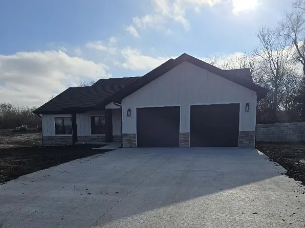 1007 George Ct, Effingham, KS 66023