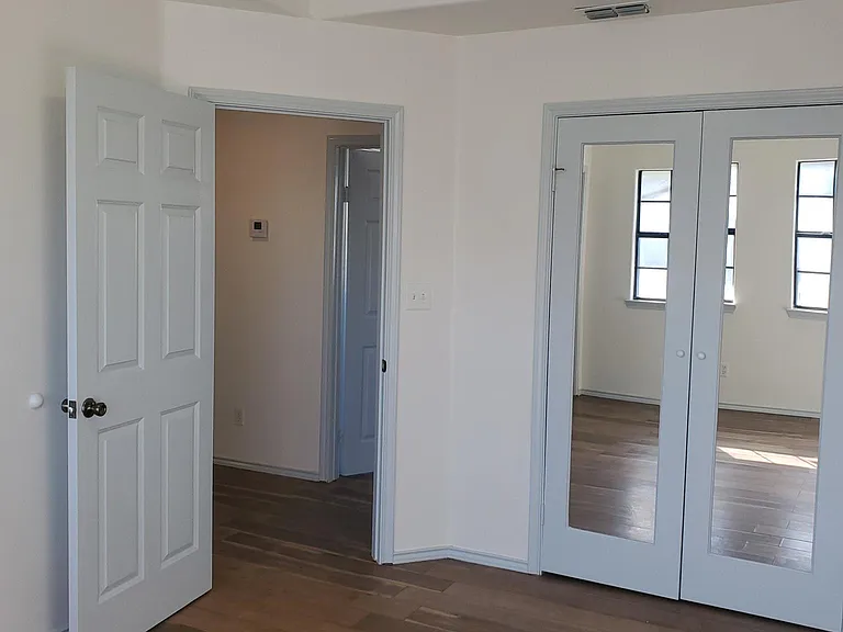 2704 Melanie Dr — Photo 8
