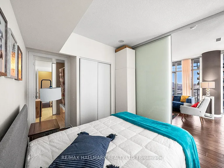 33 Charles St E #2908 — Photo 24