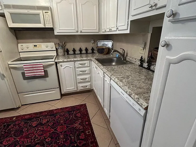2515 NE 2nd Ct #202 — Photo 3