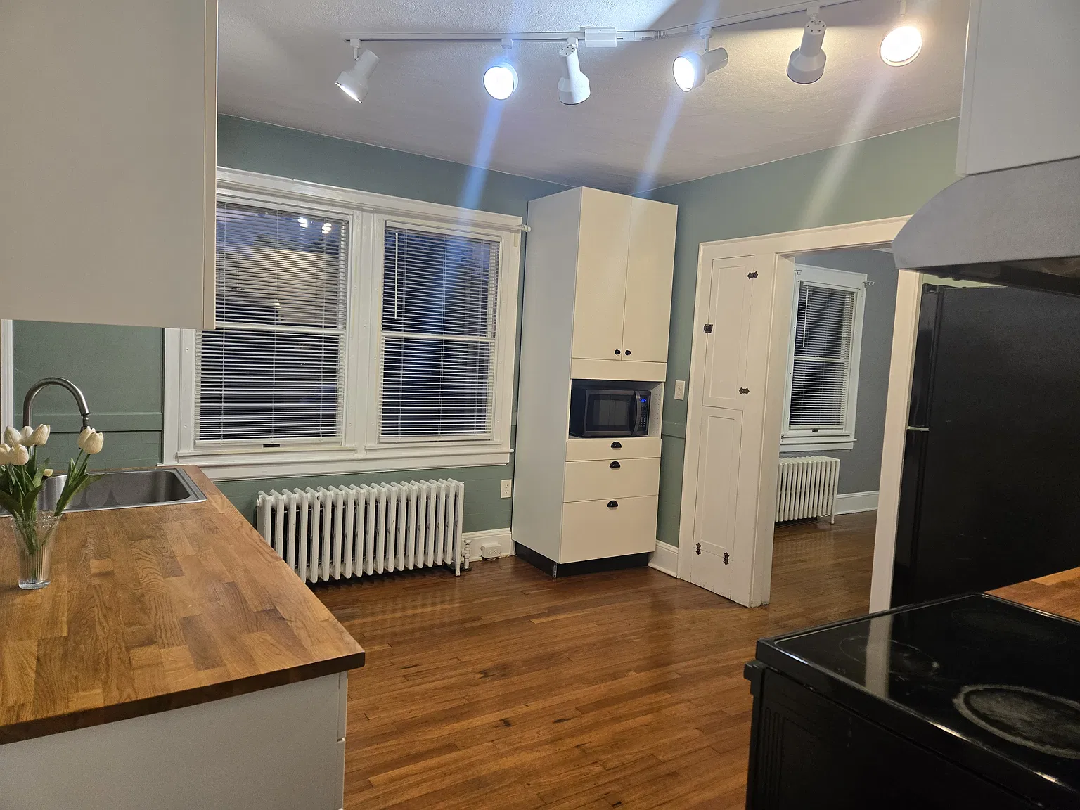 3 bed, 1564 sqft, $1,975 — Photo 2