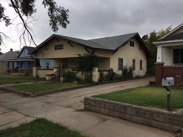 2nd image of 909 3rd Ave