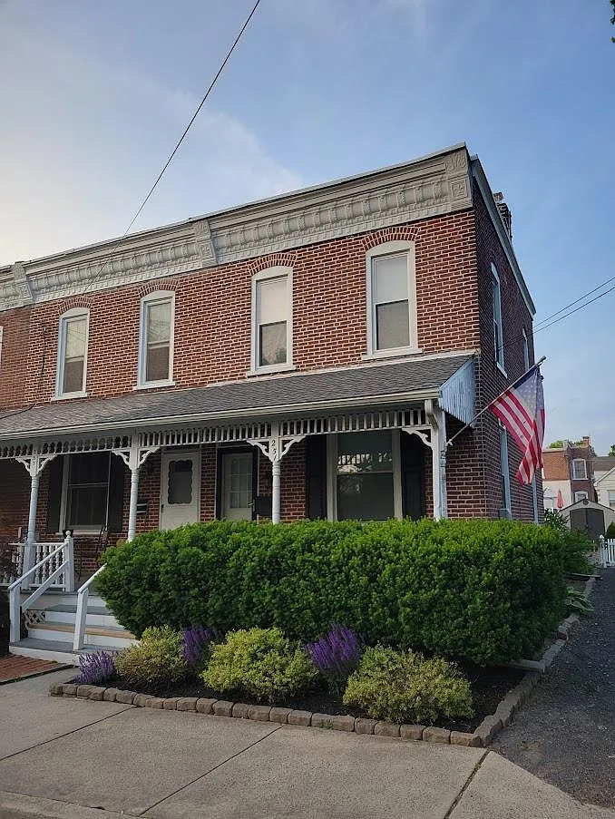 3 bed, 1.5 bath, 1112 sqft, $2,300 — Photo 1