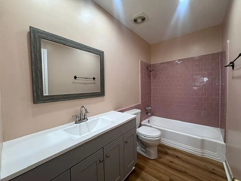 920 E 6th St — Photo 8