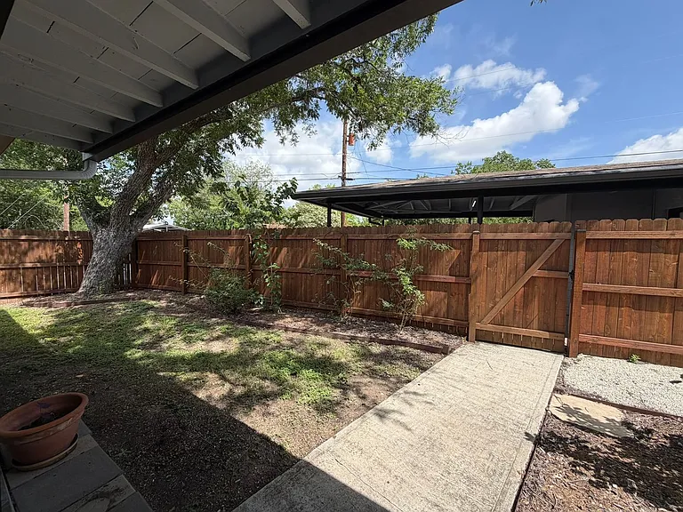 2555 W Kings Hwy — Photo 20