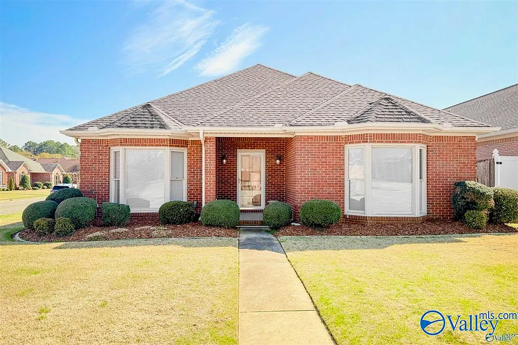 3 bed, 2.0 bath, 2271 sqft, $2,300 — Photo 1
