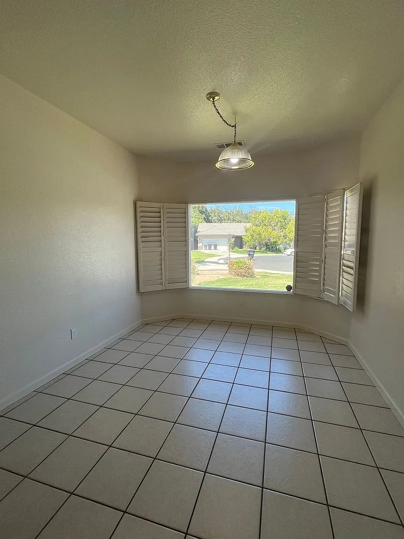 Move in Ready Home! — Photo 2