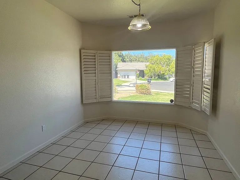 1807 E Harter Ct — Photo 2