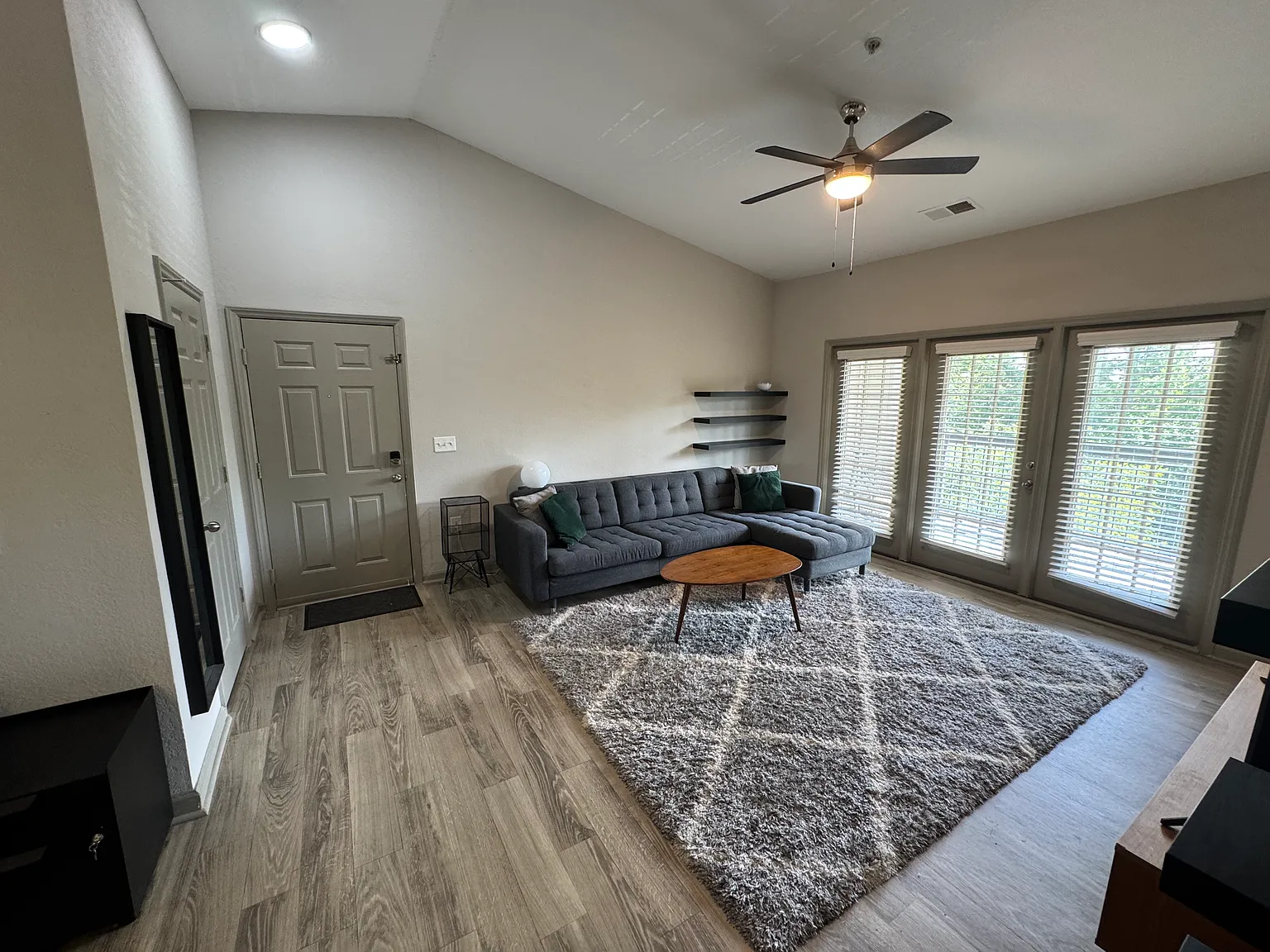 1 bed, 951 sqft, $1,654 — Photo 3