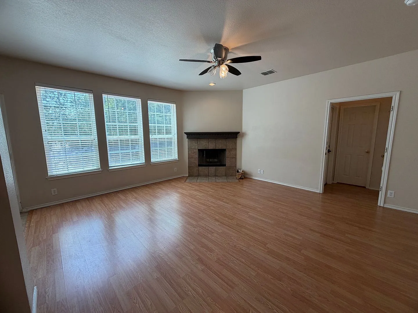 Spacious 5/3.5 Home- Move In Ready! — Photo 4