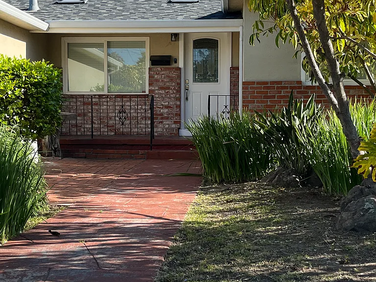 2546 Lessley Ave — Photo 1