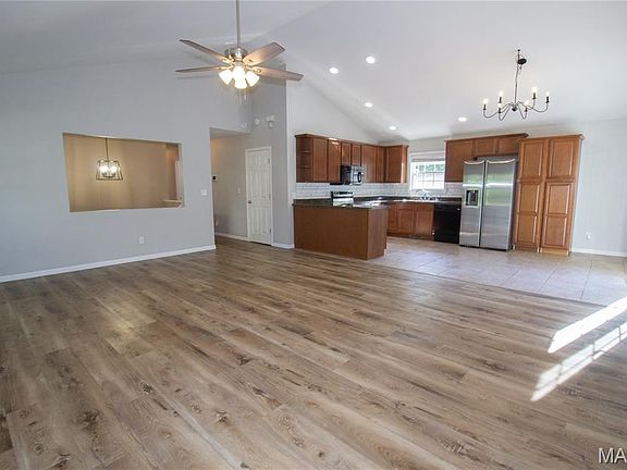 3rd image of 24577 Topaz Ln