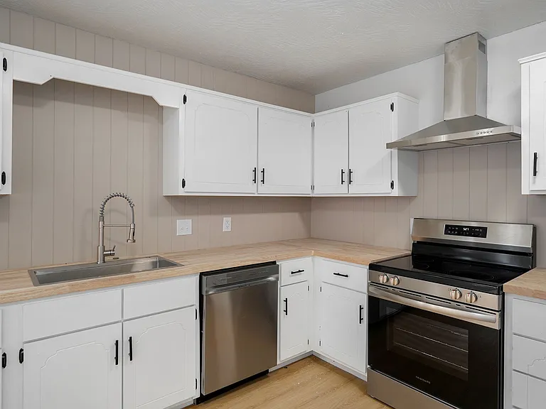 2023 E Battlefield Rd — Photo 19