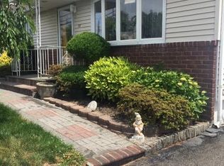 33 Elm Ave, Glen Cove, NY 11542