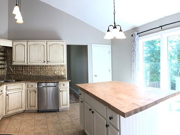 4th image of 310 Oakwood Dr
