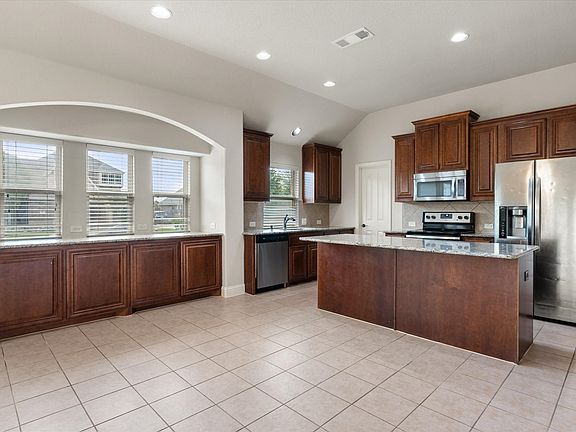 3rd image of 6633 Meadow Glen Dr