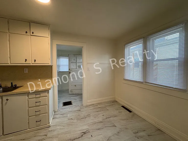 2711 W Olive St — Photo 5