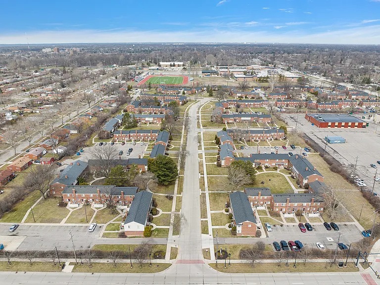 Oak Park Manor Apartments & Townhomes — Photo 28