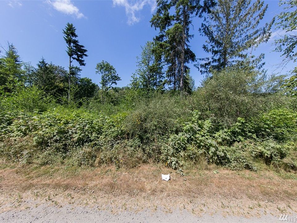 Home sites are flagged.  Pink identifies corners.  Yellow flag is the half way mark on each site. 