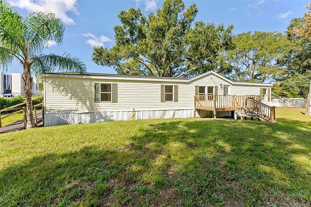 3 bed, 2.0 bath, 1848 sqft, $2,100 — Photo 2
