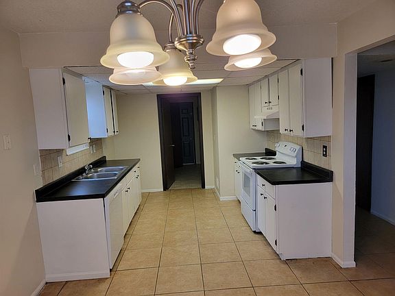 Eat in kitchen with door to laundry room & pantry