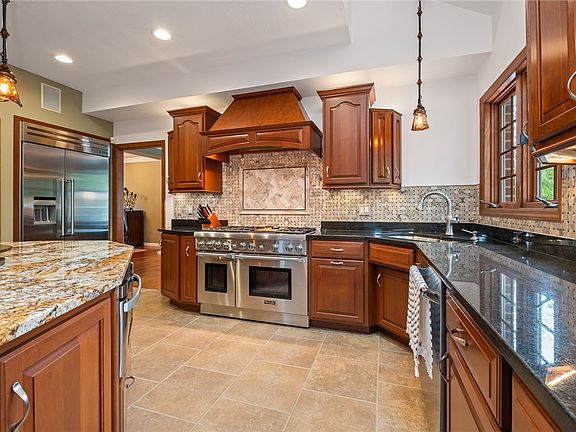 3rd image of 325 Tiffany Ct