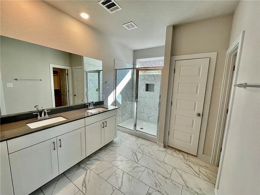 4 bed, 3.0 bath, 2294 sqft, $2,700 — Photo 3