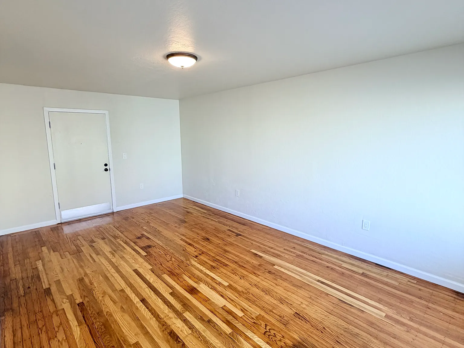 2 bed, 1000 sqft, $5,200 — Photo 2